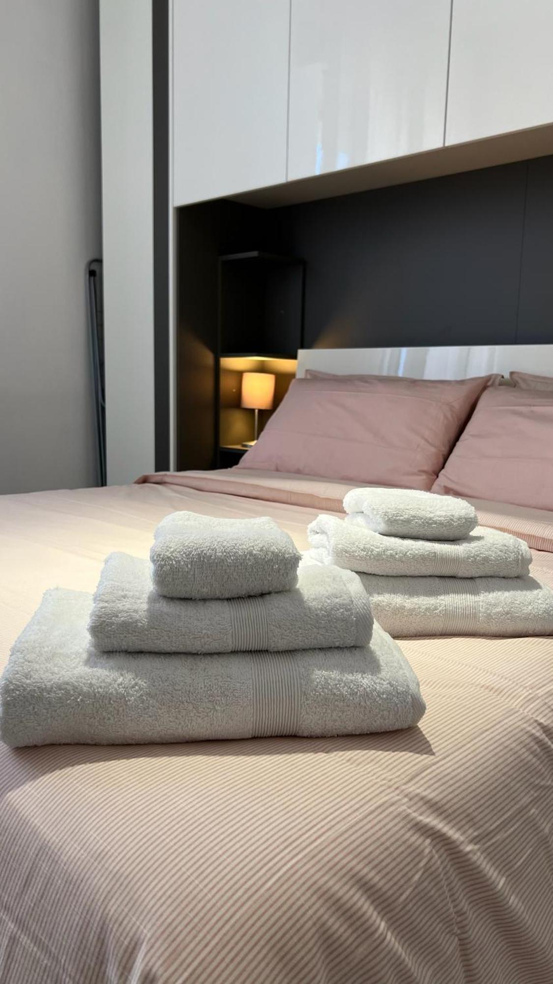 Appartamento Rafael Milano - 10 Min From Linate Airport, Centrale Fs, Ospedale San Raffaele Esterno foto